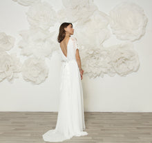 Load image into Gallery viewer, שמלת כלה ויולה