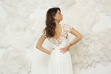 Load image into Gallery viewer, שמלת כלה קמליה