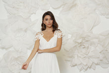Load image into Gallery viewer, שמלת כלה קמליה