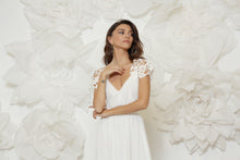 Load image into Gallery viewer, שמלת כלה קמליה