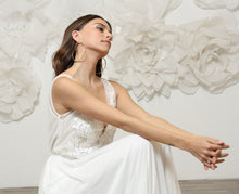 Load image into Gallery viewer, שמלת טוליפ אלגנטית עדינה ומלכותית