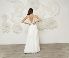 Load image into Gallery viewer, שמלת טוליפ אלגנטית עדינה ומלכותית