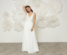 Load image into Gallery viewer, שמלת טוליפ אלגנטית עדינה ומלכותית