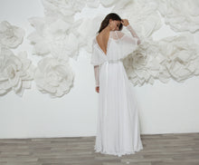 Load image into Gallery viewer, שמלת כלה אמיליה בהשראת סרטים צרפתיים