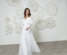 Load image into Gallery viewer, שמלת כלה אמיליה בהשראת סרטים צרפתיים