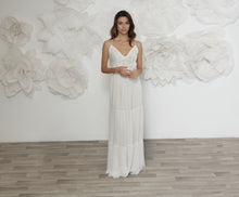 Load image into Gallery viewer, שמלת כלה לילי